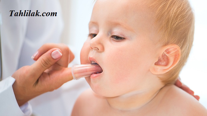 مسواک زدن و نخ دندان کشیدن برای کودک